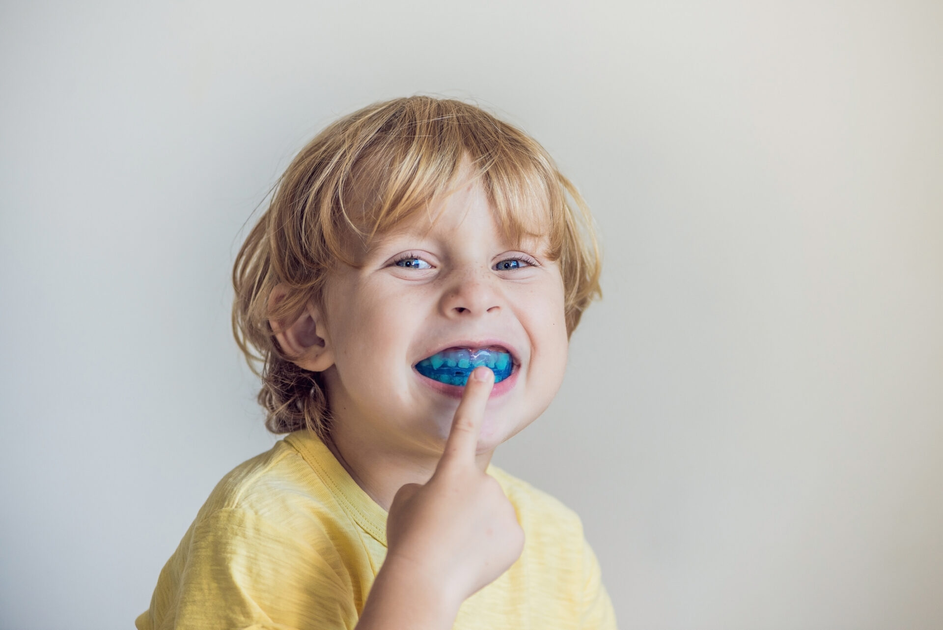 Éducation fonctionnelle chez l’enfant : traitement précoce visant à corriger la respiration, la déglutition, la mastication et la posture linguale pour favoriser une bonne croissance des mâchoires et des dents.